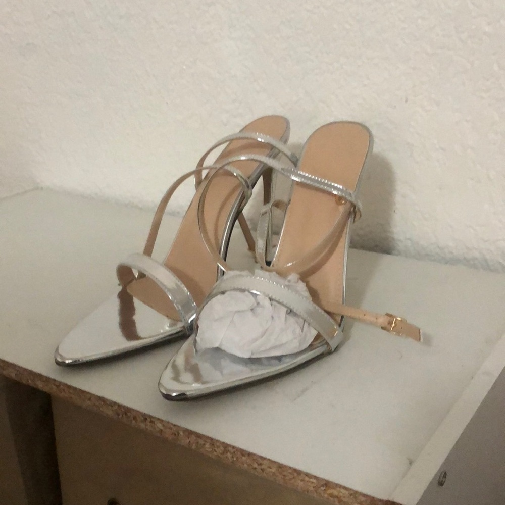 Beautiful silver heels rap around ankle sandle